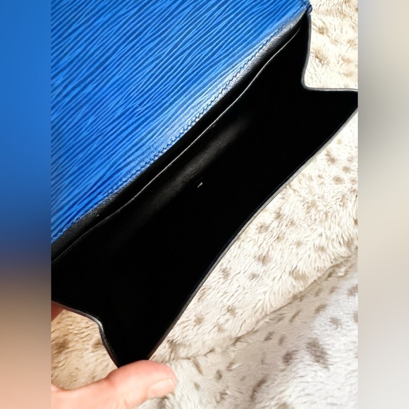 LOUIS VUITTON EPI Clutch - Picture 10 of 12
